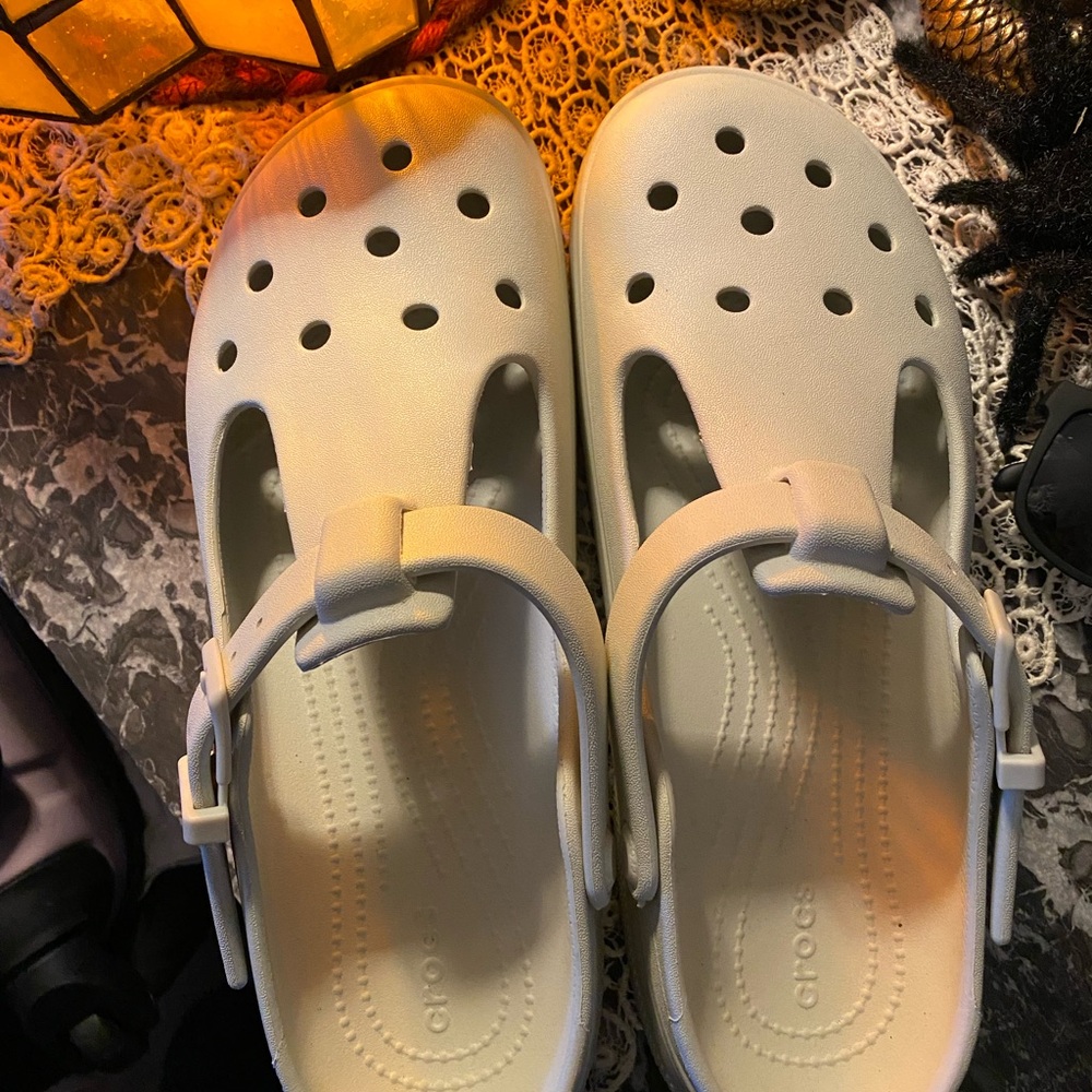 CROCS women's or men's Cream Sandals - Picture 2 of 7